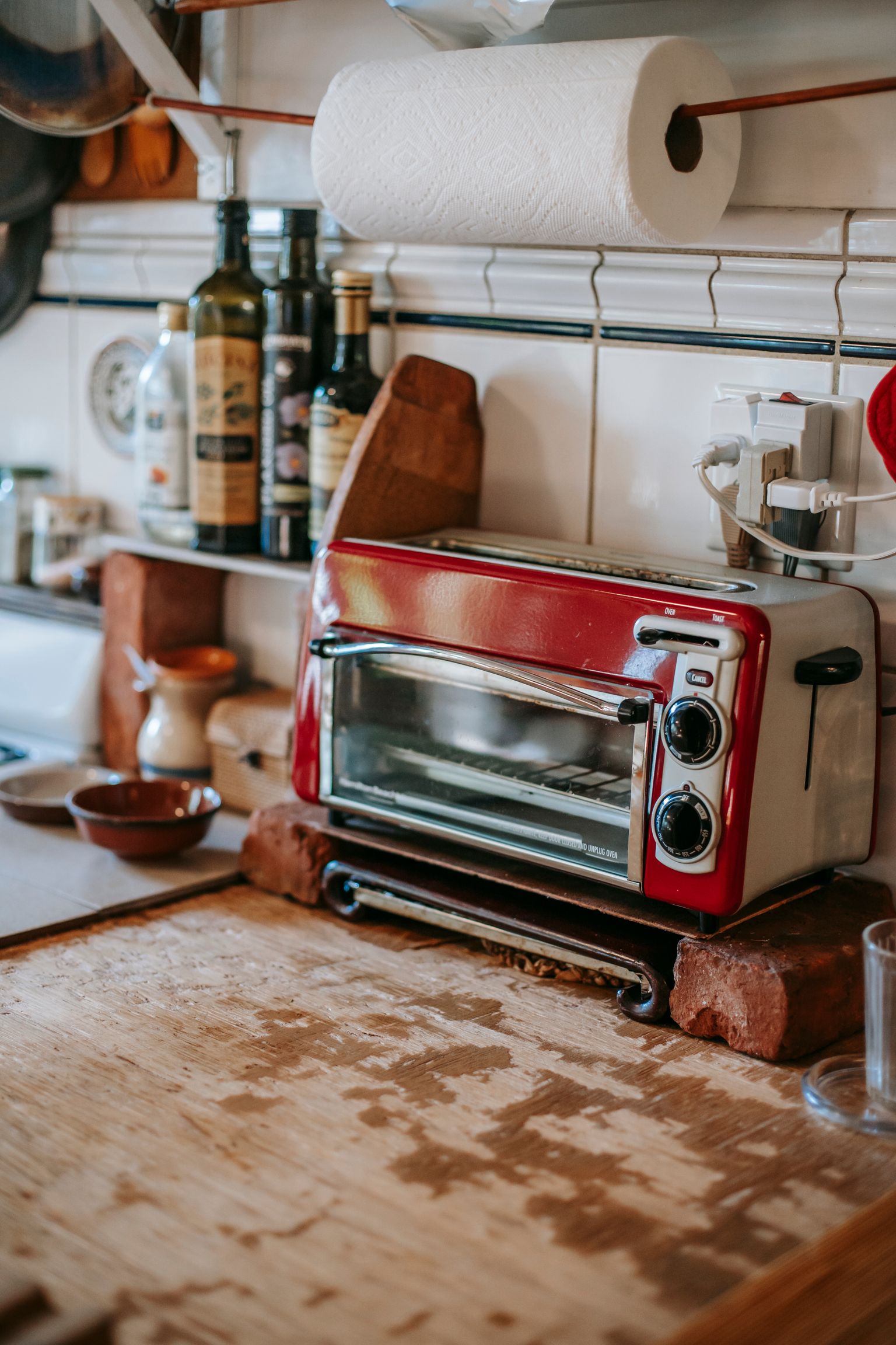 Zwarte airfryer-oven combi met dubbele deur en display op een aanrecht in de keuken