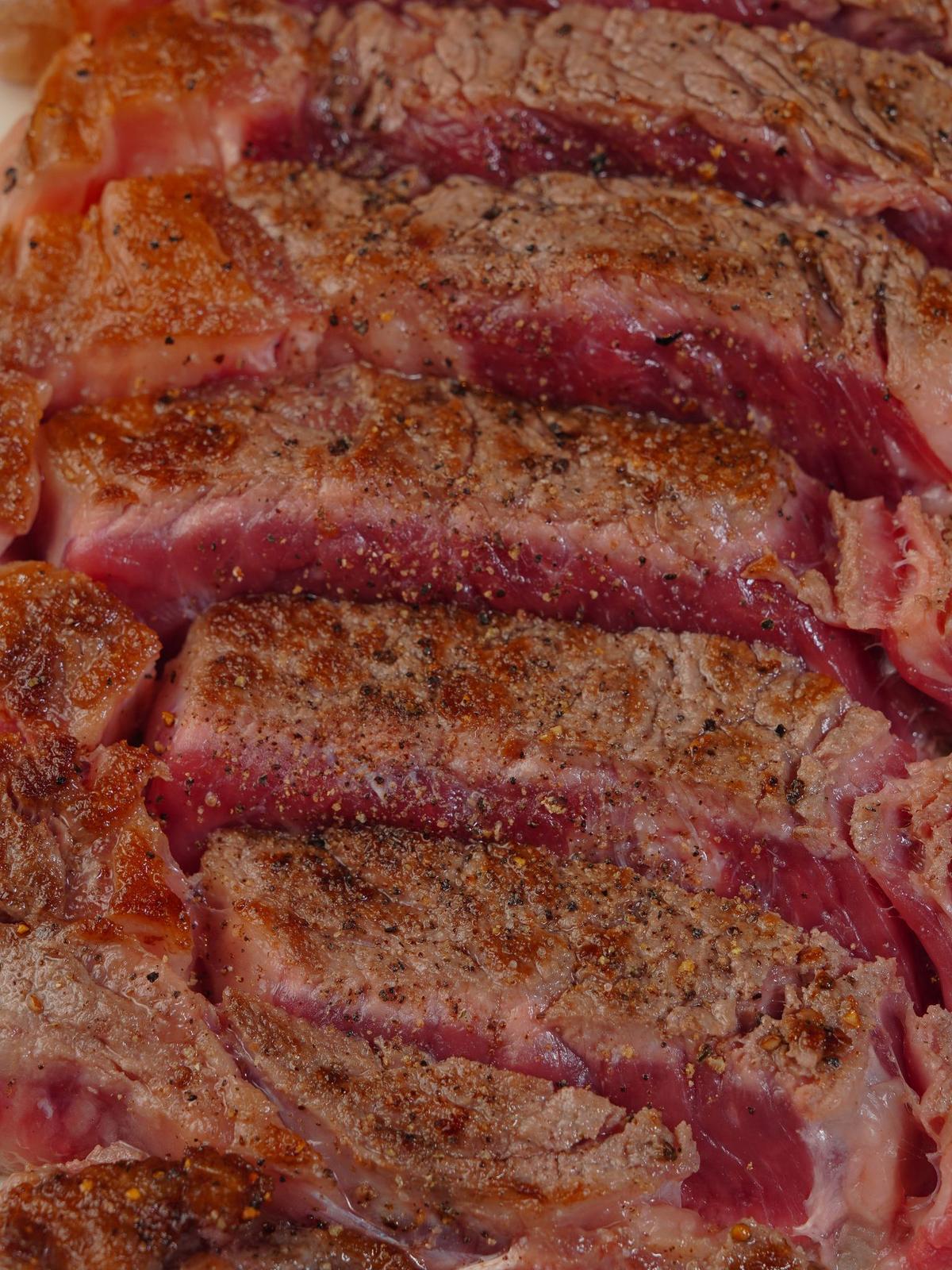 Close-up van plakken perfect rosé gegaard vlees met een gekruide korst