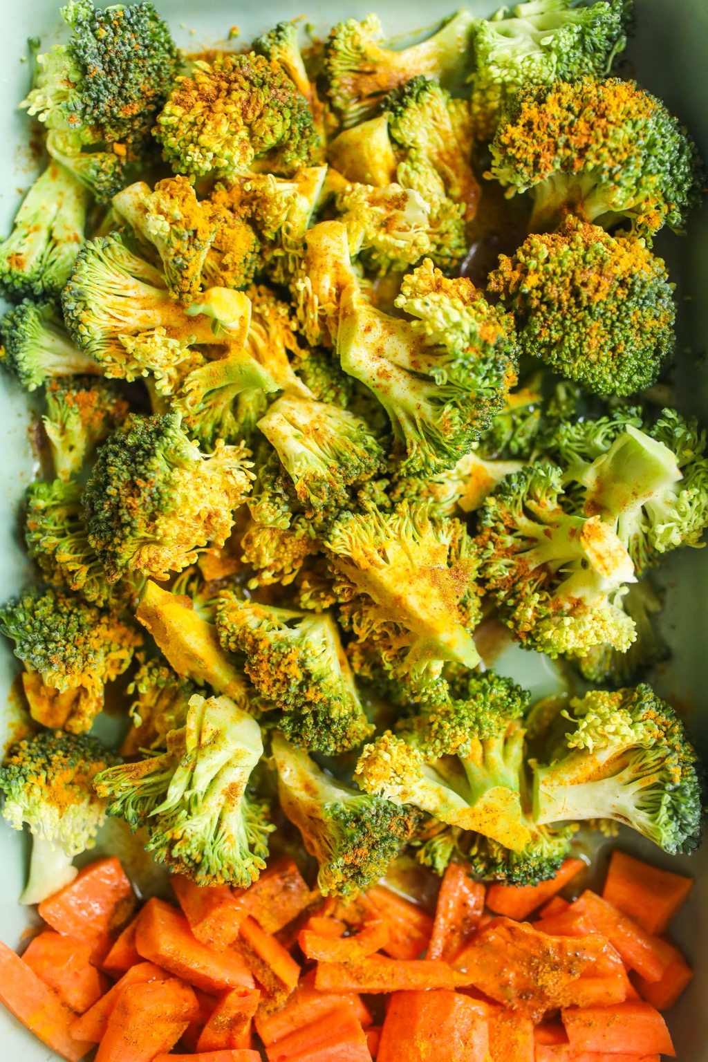 Gestoomde broccoli en wortel op een bord, een gezond gerecht zonder toegevoegd vet