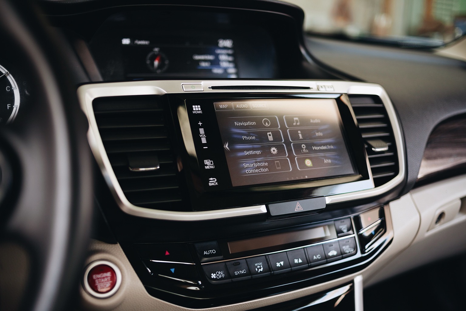 Touchscreen infotainmentsysteem in het dashboard van een auto met menu-opties voor navigatie, audio en smartphoneverbinding