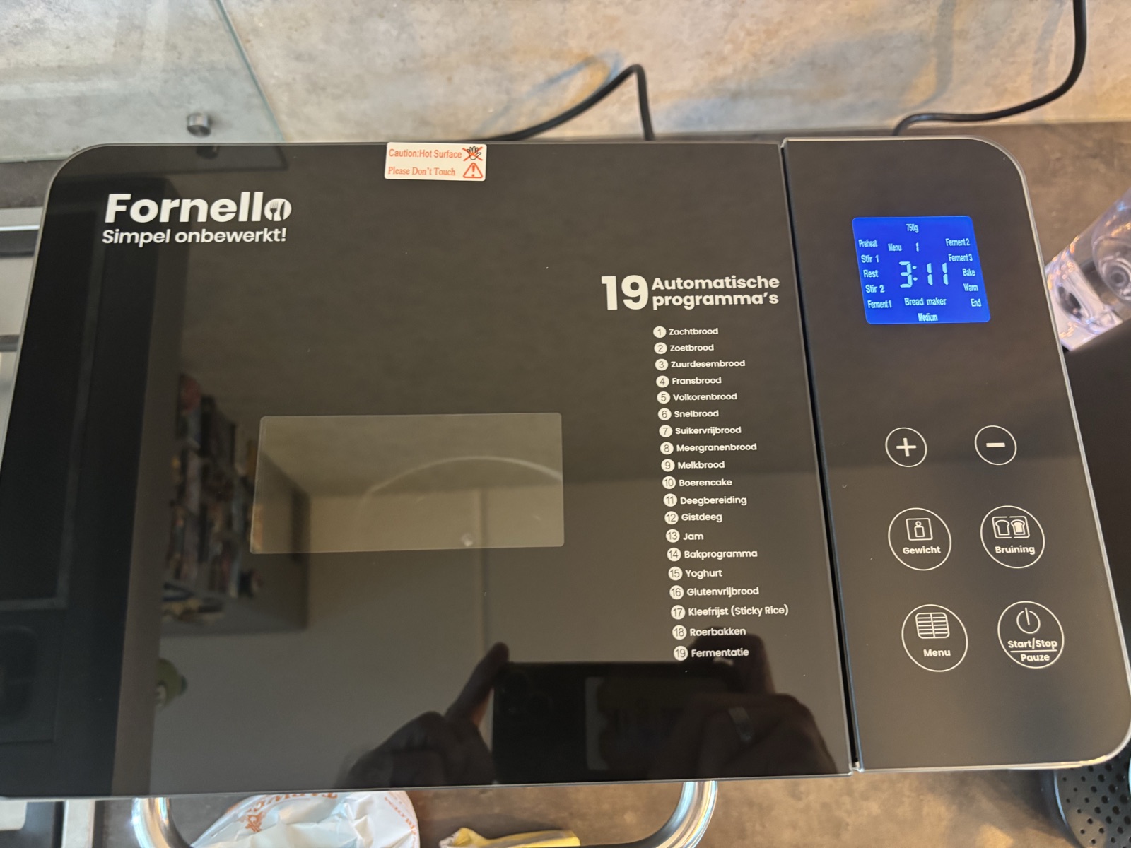 Bedieningspaneel van de Fornello Supremo met de lijst van 19 automatische programma's en het blauwe display