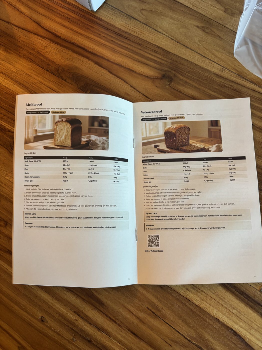 Het opengeslagen receptenboek bij de recepten voor melkbrood en volkorenbrood, met ingrediëntentabellen en een QR-code naar de video