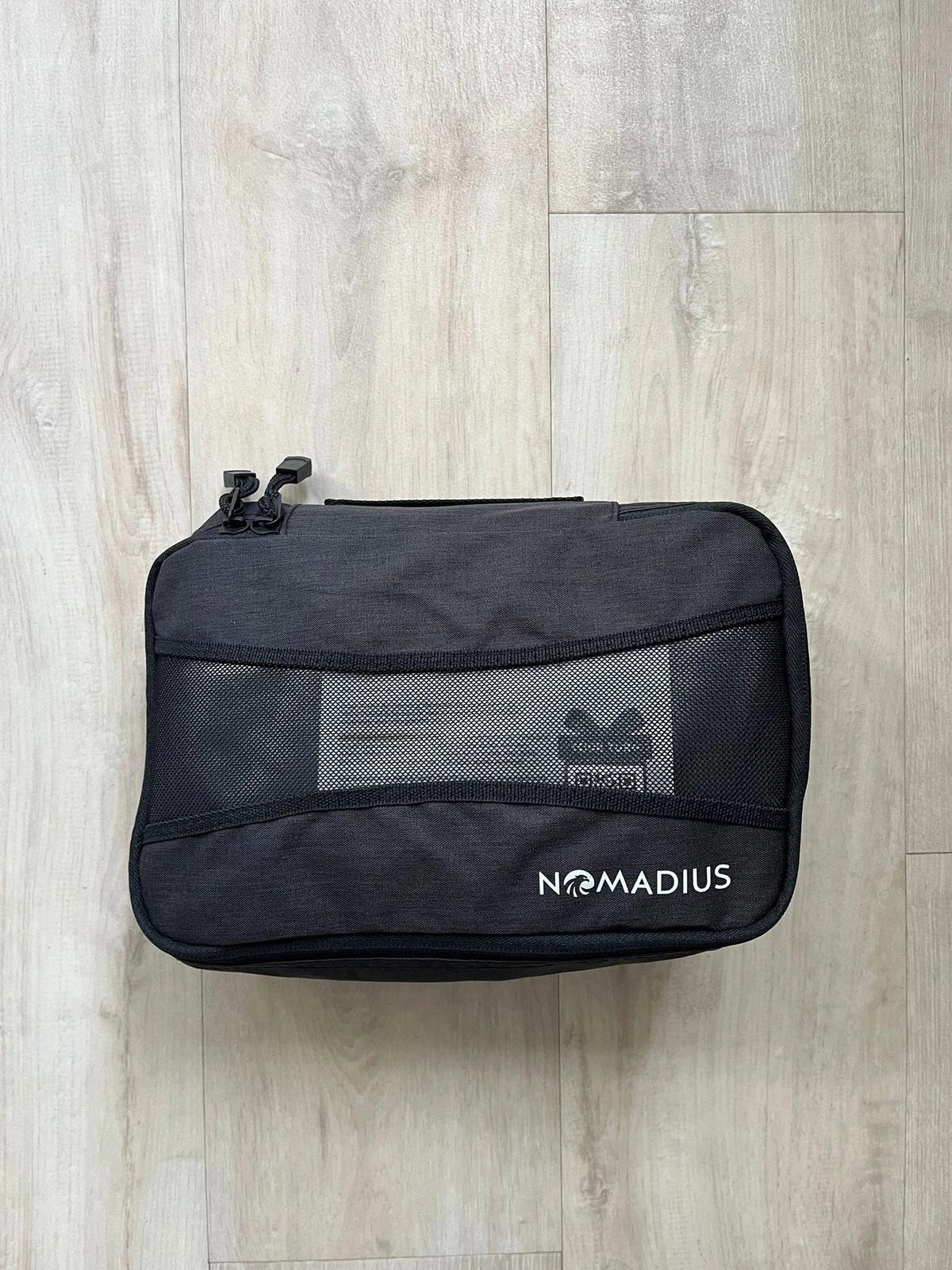 Remodius packing cube op een houten vloer