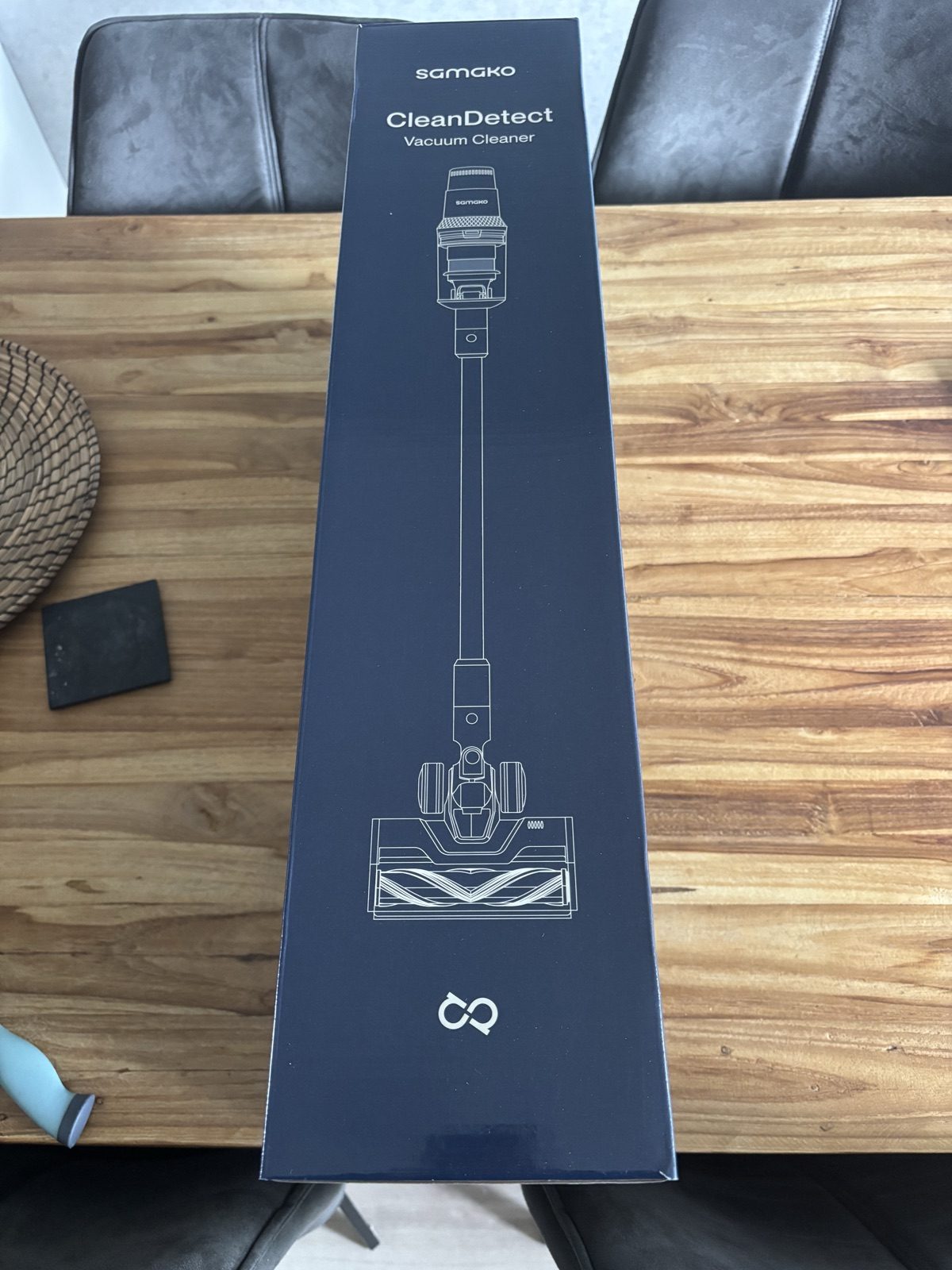 Doos van de Samako CleanDetect Vacuum Cleaner op een houten tafel