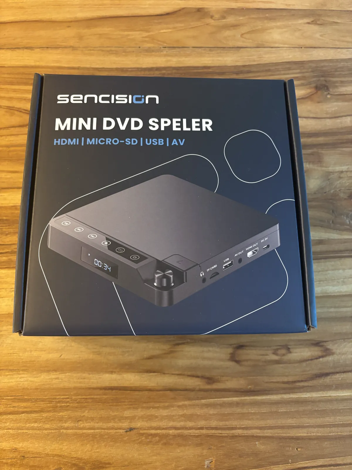 Doos van de Sencision mini dvd-speler met HDMI, microSD, USB en AV op tafel