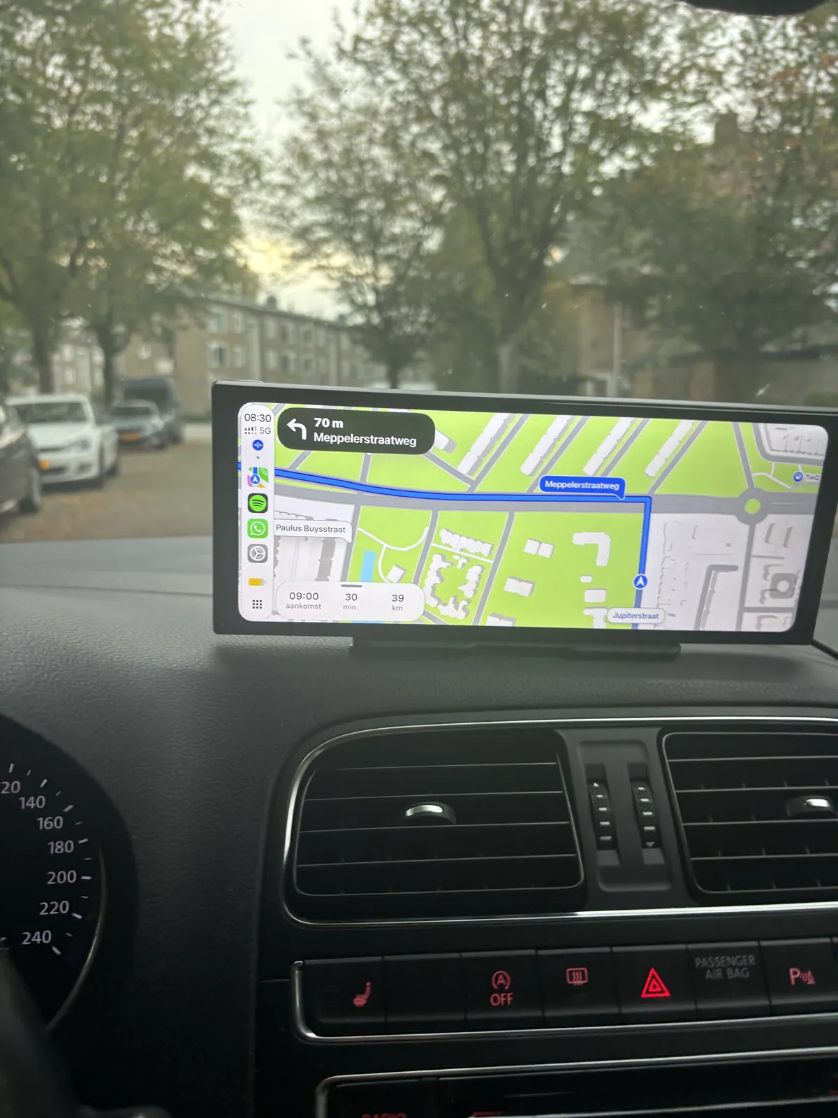 Navigatie met Apple Kaarten via draadloos CarPlay op het Siltcon scherm, met afstand en aankomsttijd in beeld