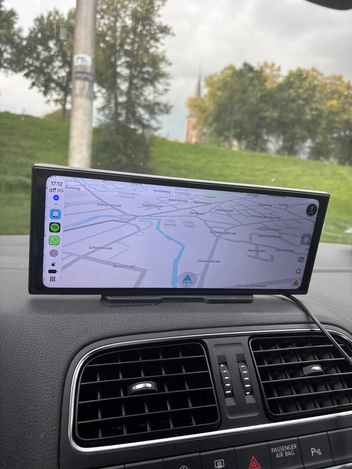 Waze-navigatie over het volledige brede scherm van het Siltcon CarPlay scherm op het dashboard