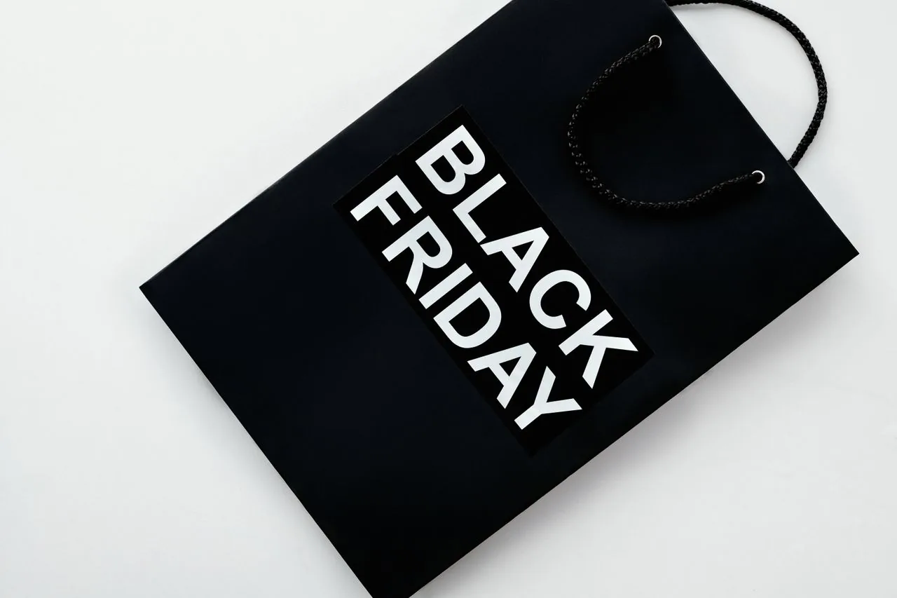 Zwarte papieren draagtas met de tekst Black Friday op een witte achtergrond