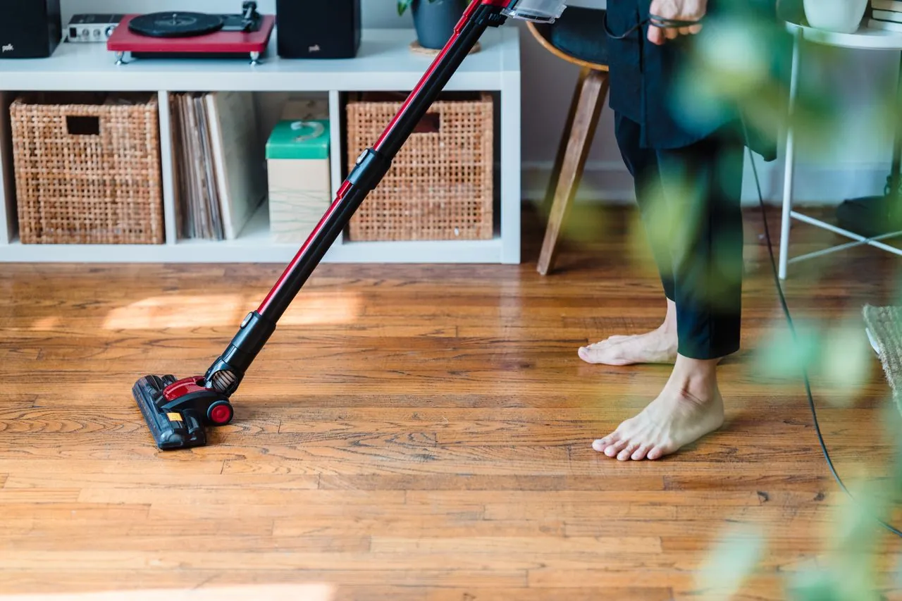 Steelstofzuiger in gebruik op een houten vloer in de woonkamer