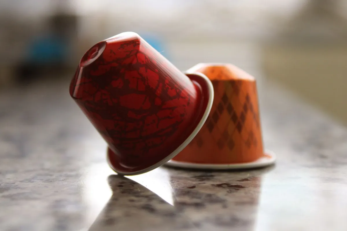 Close-up van twee gekleurde Original-koffiecups op een granieten aanrecht