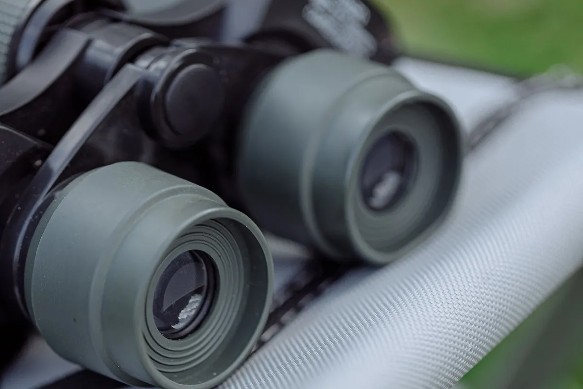 Close-up van de oculairs van een groene verrekijker met rubberen oogschelpen